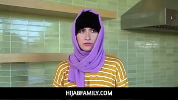 Odtwórz Hijabfamily - bliskowschodnia ślicznotka Angeline Red jest gotowa na wszystko ze swoim chłopakiem i wskakuje na jego kutasa
