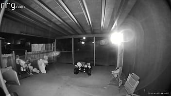 Afspelen Betrapt op de veranda, terwijl ze aan het zuigen is met het hek open, zodat de buurt kan zien hoe goed ze kan deepthroaten