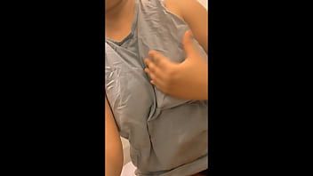 Jouer Femme indienne extrêmement excitée seule à la maison