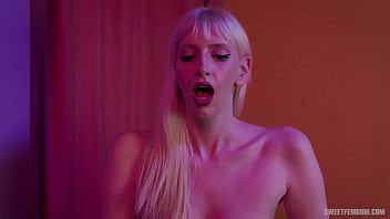 播放 Sweetfemdom 的 Ballbusting 统治教练