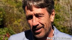 Reproducir MILF Steve Holmes arde el apretado coño adolescente de Carolina Sweets