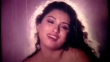 चलाएँ रानी सेक्सी गीत (रानी उसे उसके साथ यौन संबंध बनाने की कोशिश कर रही है))