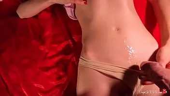 play Una ragazza sexy succhia e scopa violentemente per sborrare dopo aver letto il libro