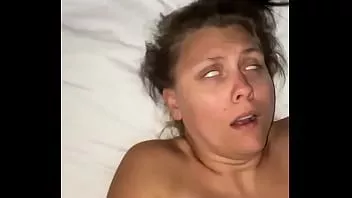 Jouer Sexy petite femme occupée se fait baiser dans sa petite chatte humide