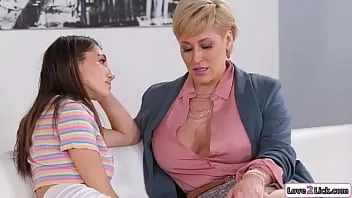 play Love2lick.com - Milf cu buste se bucură de timp de calitate lingând păsărica fiicelor vitrege