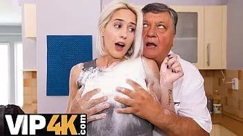 play Papà4k. la cucina è il luogo ideale per il vecchio patrigno per assaggiare la figa dei figliastri gf