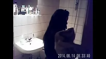play Am prins nepoata făcând o baie ascunsă