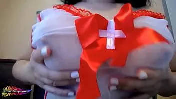 play Asistenta sexuală fierbinte se joacă cu sânii mari și un dildo care suge - în prim-plan