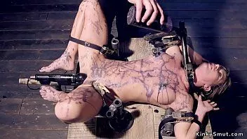 Jouer Esclave MILF aux gros seins cirée dans le bondage de l'appareil