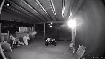 Afspelen Betrapt op de veranda, terwijl ze aan het zuigen is met het hek open, zodat de buurt kan zien hoe goed ze kan deepthroaten