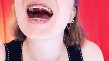 Riproduci Asmr con l'apparecchio orsetto - orsetti di gelatina da masticare - arya grander - vore fetish