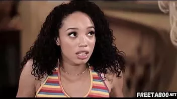 Reproducir ¡Tía lesbiana se aprovecha de sobrina inocente que no tiene adónde ir! serene siren y alexis tae - escena completa en freetaboo.net