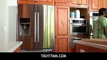 play Tightfam - la figliastra lily lou decide di avvicinarsi al patrigno e fargli avere un buon assaggio della sua figa adolescente