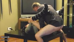 Afspelen Kleine babysitter met bril kan geen genoeg krijgen van grote lullen en speeltjes