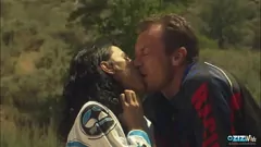 Jouer Le légendaire Motor Cross Rider traite une MILF brune avec un soin du visage