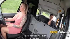 Redare Turist european devine obraznic într-o călătorie cu taxiul pe bancheta din spate