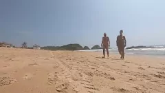 play Cuplu trăind viața la maxim: nuditatea publică pe o plajă nudistă