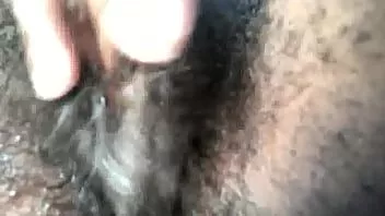 play Mă joc cu păsărica mea groasă și păroasă în parcare în timp ce aștept ca sora mea să plece de la serviciu