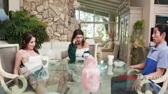 Abspielen Vollbusige Teenie-Freundin beim Fremdgehen ihres Freundes erwischt