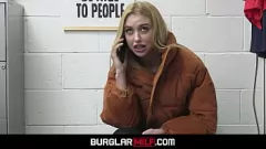 Reproducir Madrastra e hija se unen con un oficial de seguridad para un trío apasionante, Aaliyah Love y Chloe Cherry