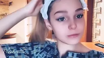 play Studentessa sporca ha succhiato un amico nella sauna