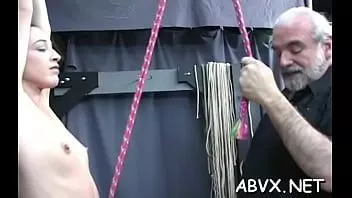 play Wanton minx își întinde fanta și fundul umed